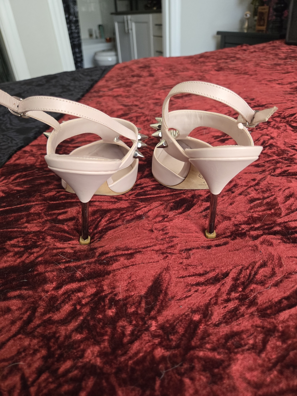 Alexander McQueen Pale Pink Pointed Slingback Heels with Silver Spikes - Picture 3 of 5